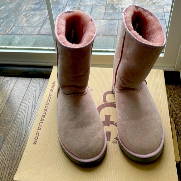 UGG. Classic Boot. Baby Pink - Picture 2 of 4